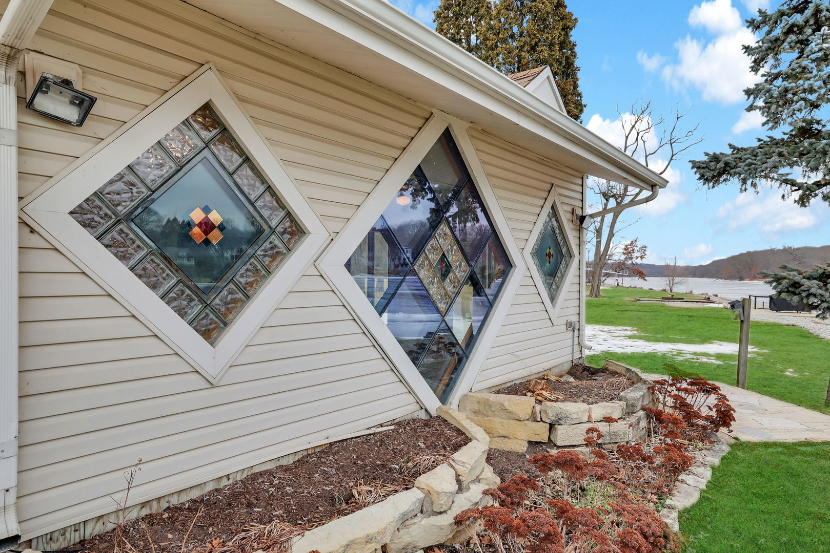 6N263 River Drive