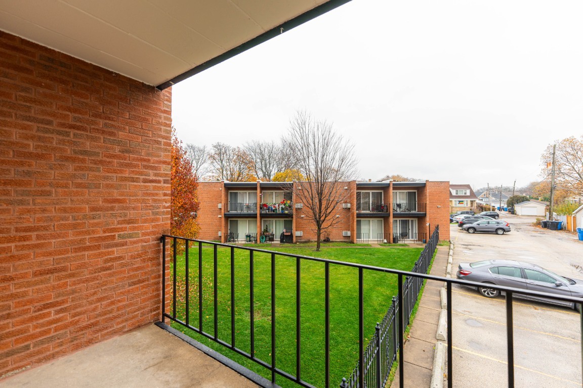6151 W THORNDALE Avenue Unit: 2B