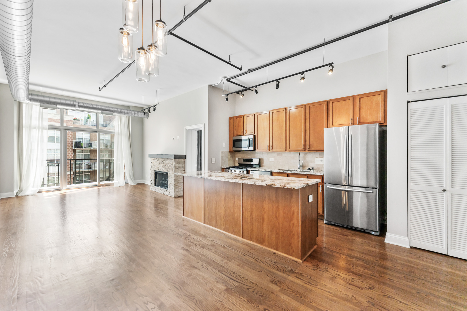 1000 W ADAMS Street Unit: 703