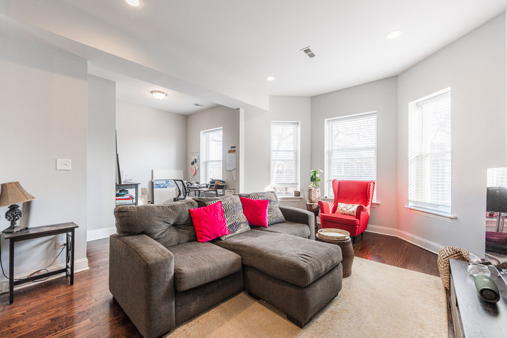 7522 S Langley Avenue