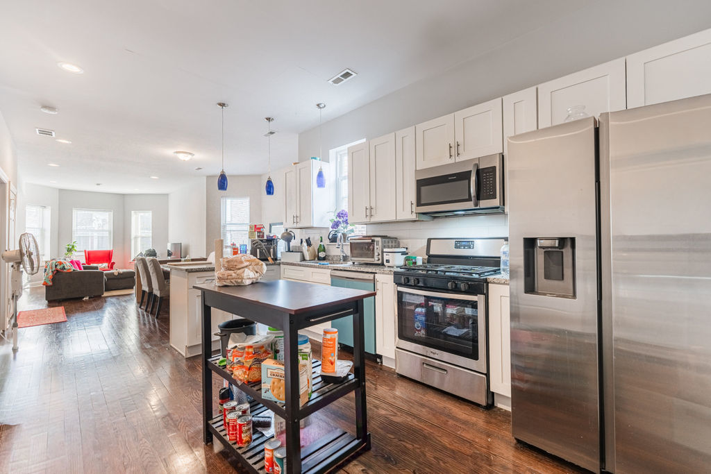 7522 S Langley Avenue