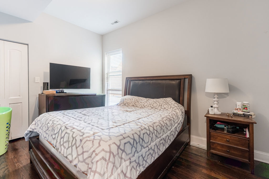 7522 S Langley Avenue