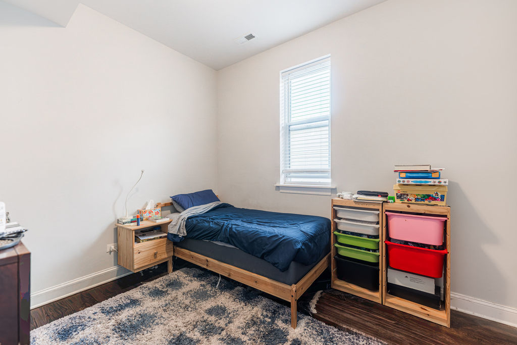 7522 S Langley Avenue