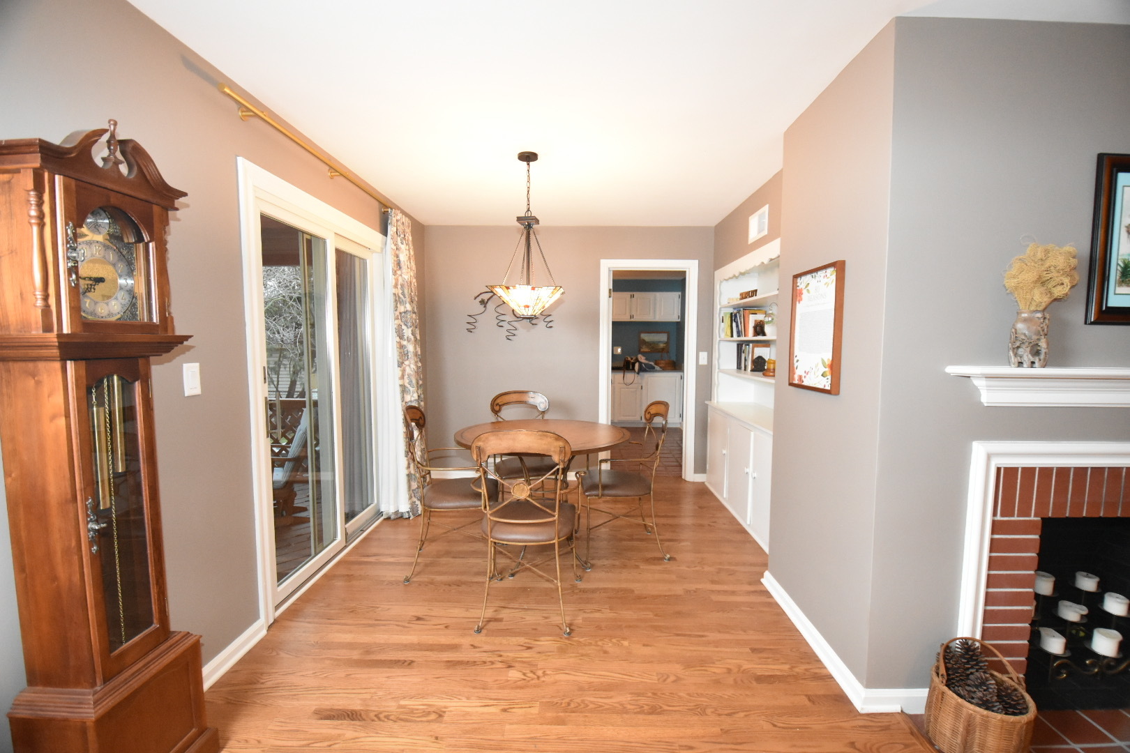 111 W Prairie Avenue