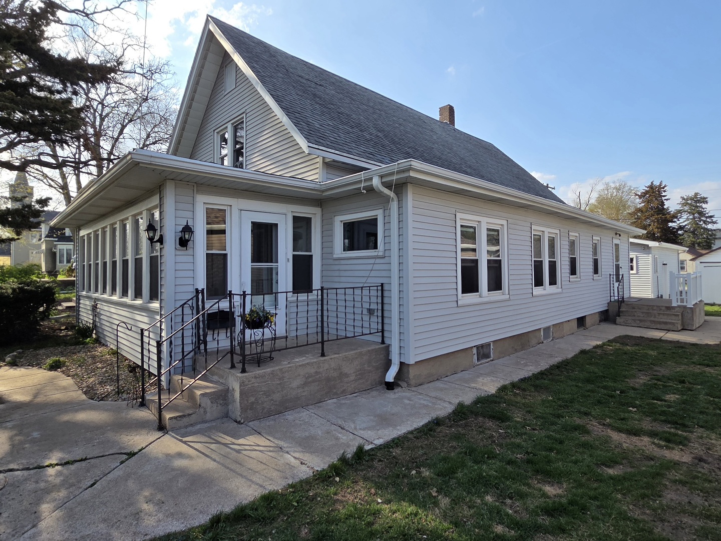 124 E 4th Street