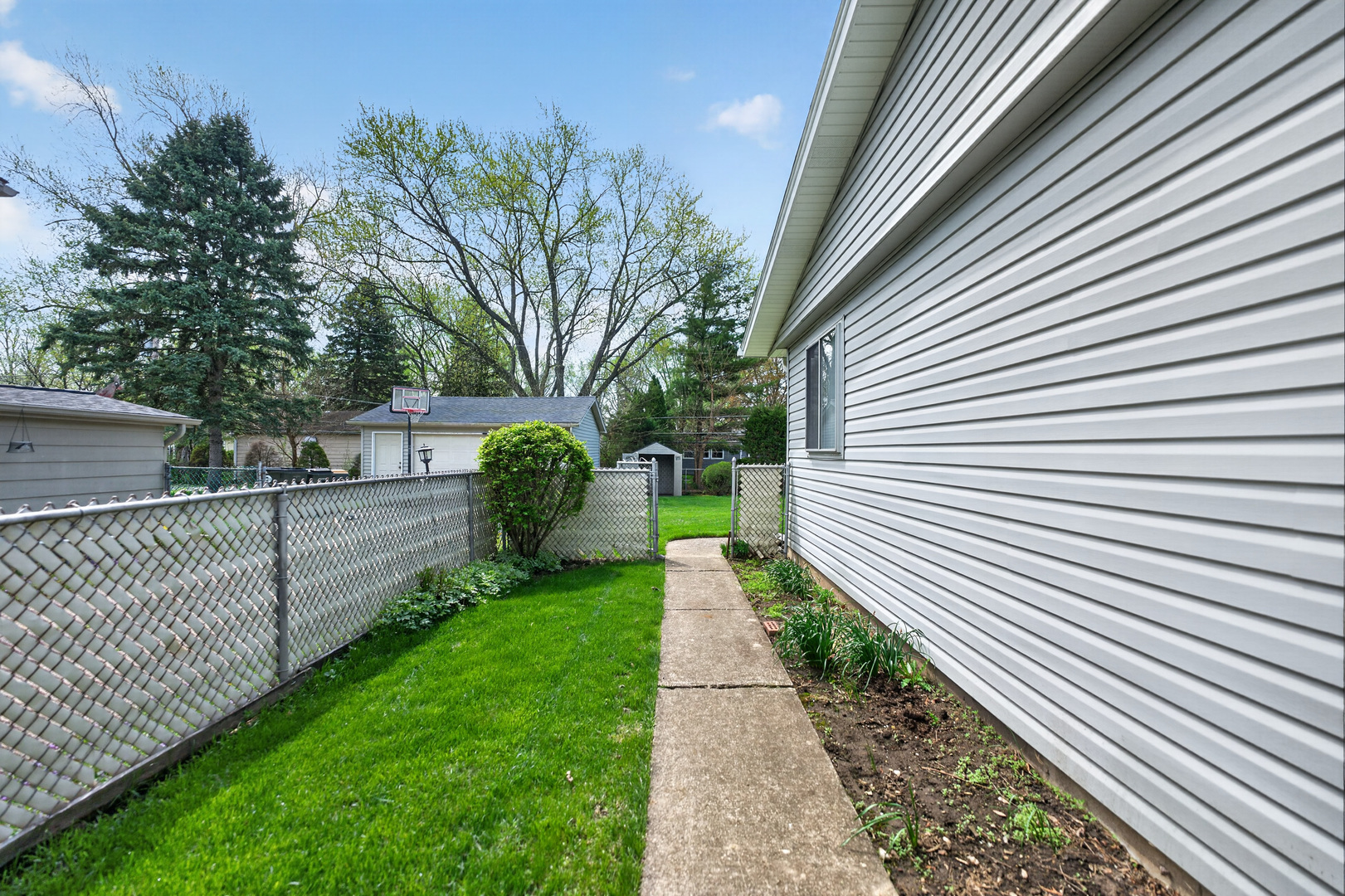 30w241 Claymore Lane