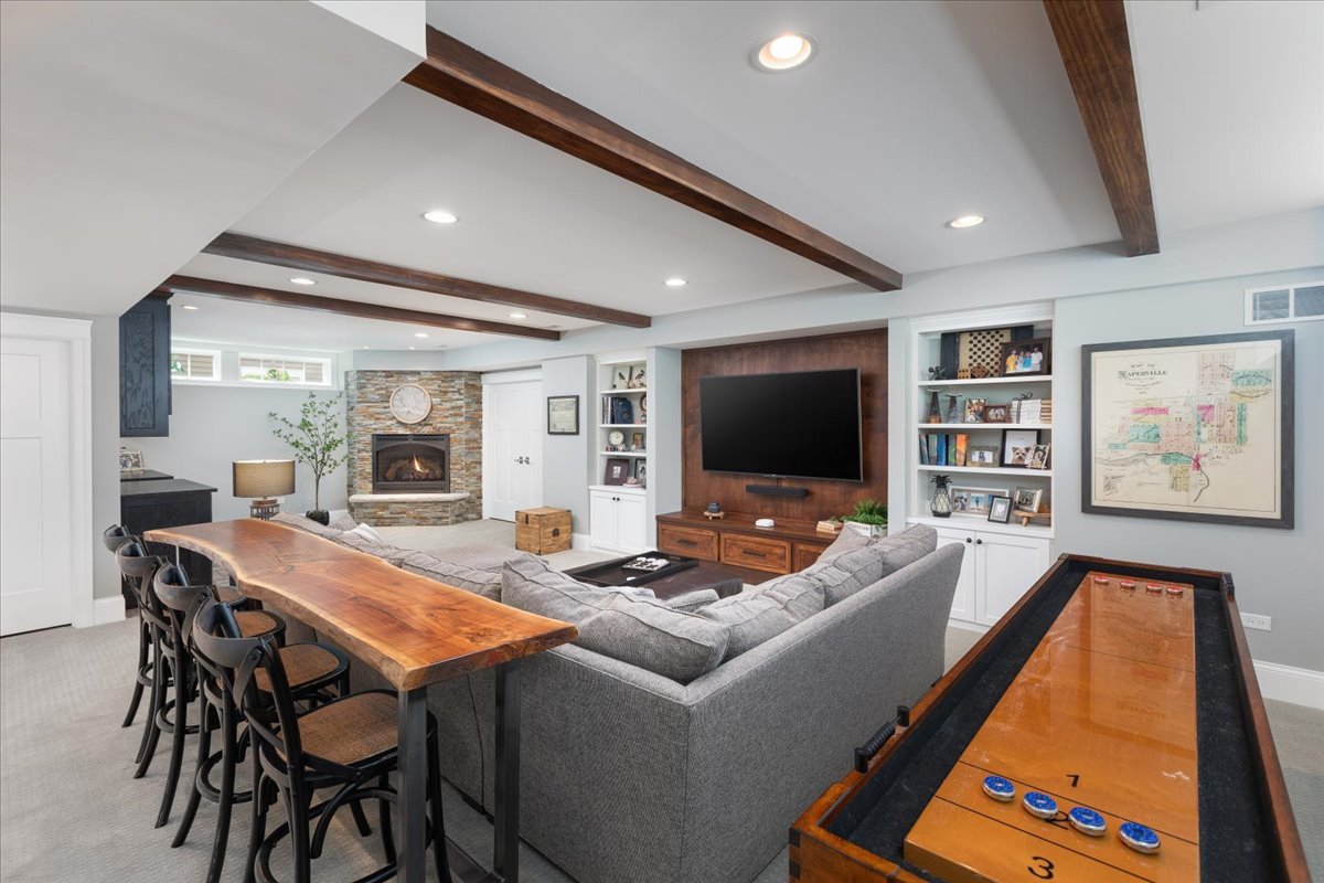 529 W Benton Avenue