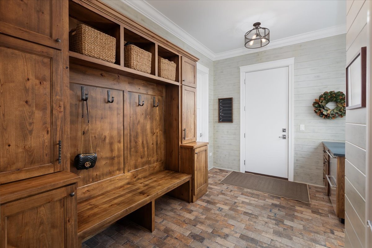 529 W Benton Avenue