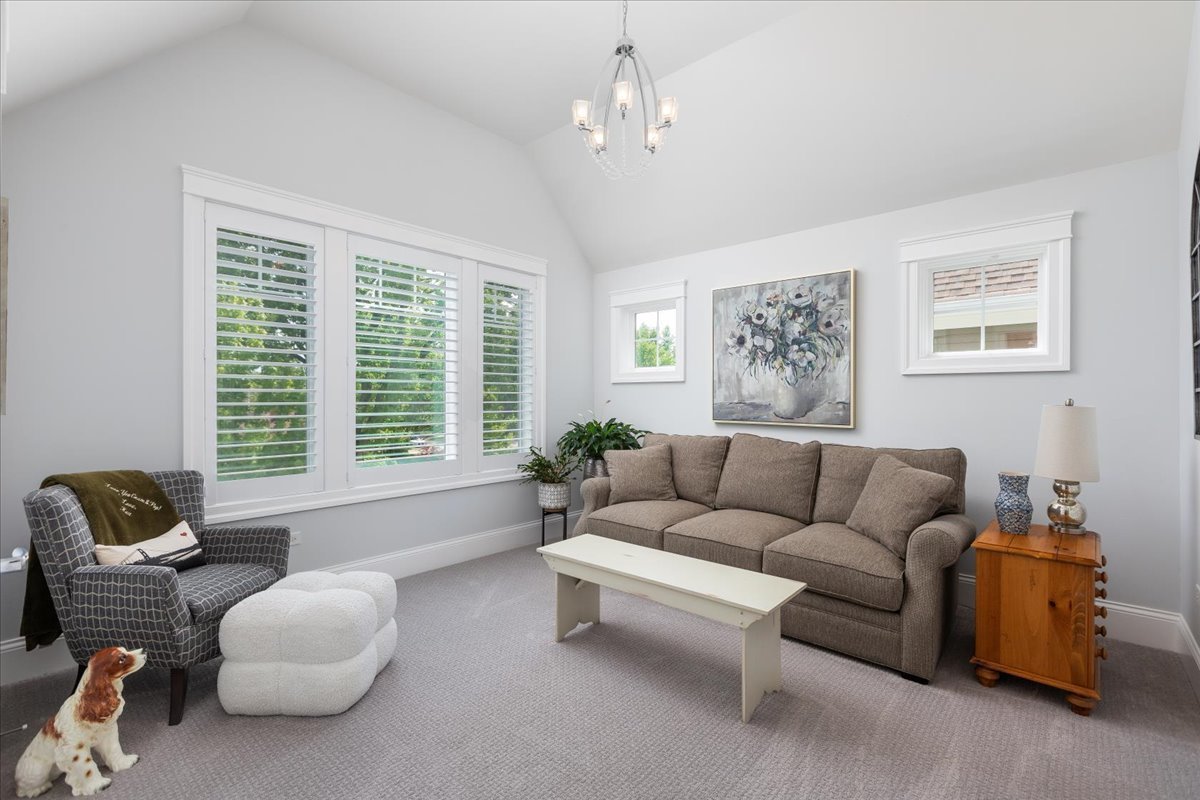 529 W Benton Avenue