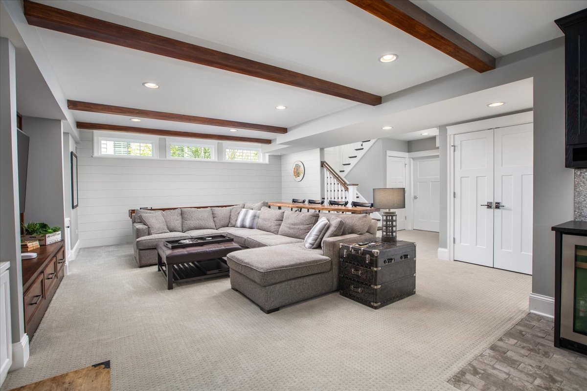 529 W Benton Avenue