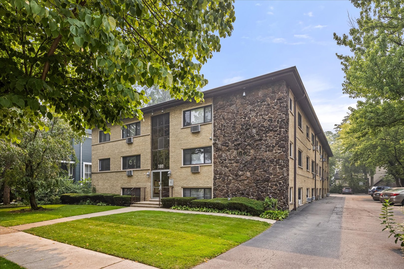 109 S Elmwood Avenue Unit: 2