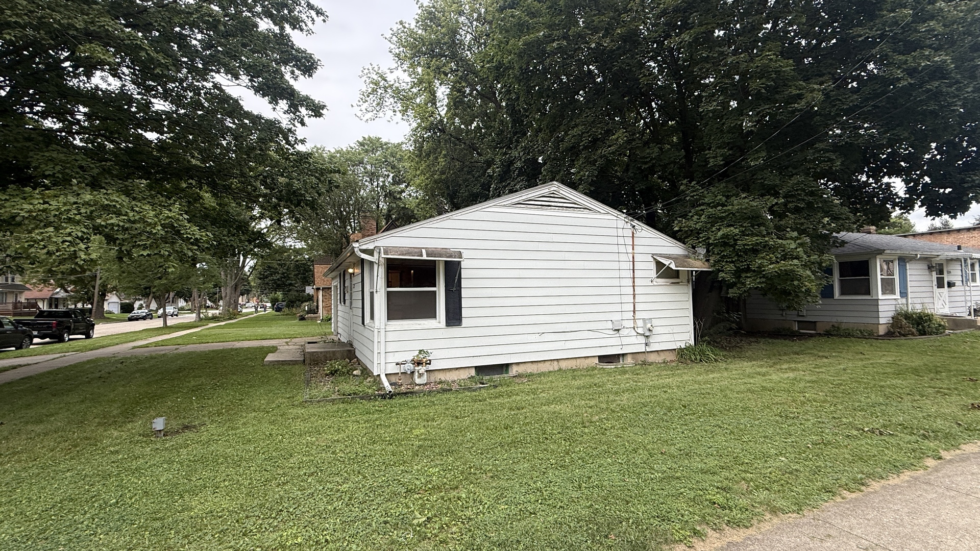 33 S Aldine Street