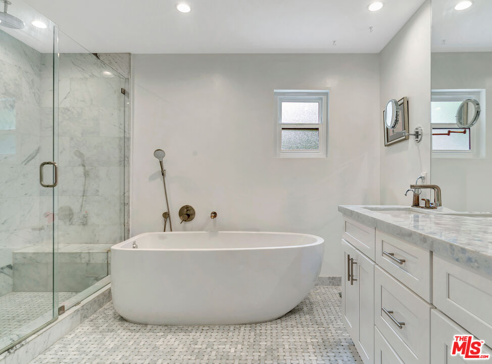 3906 Alta Mesa Dr