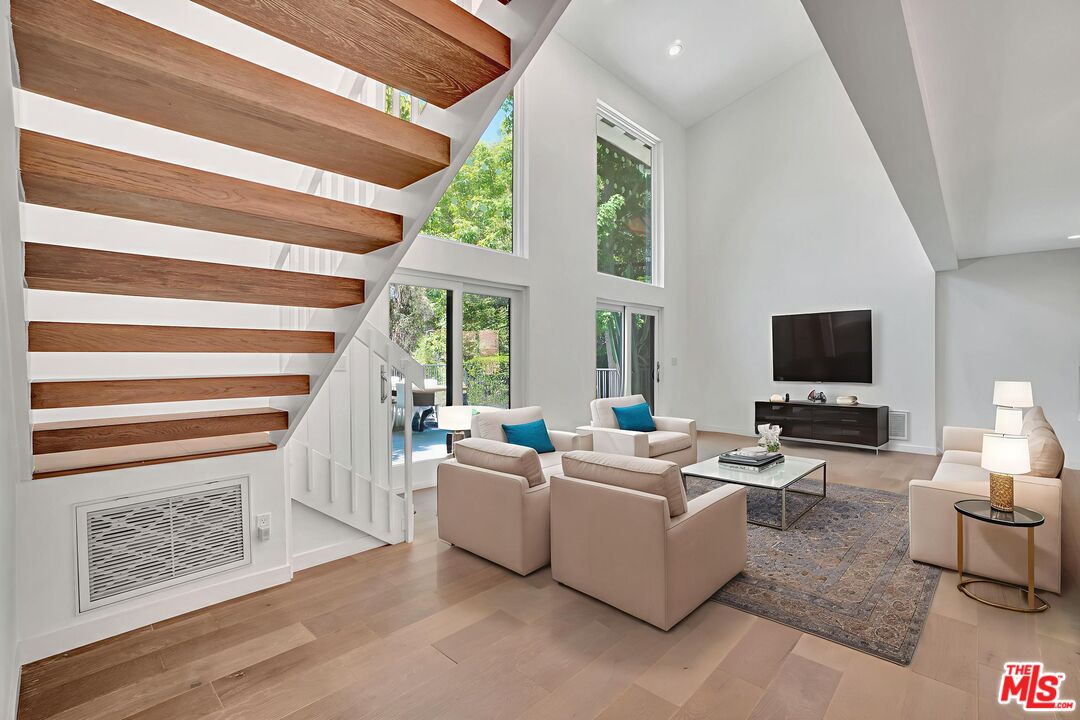 3906 Alta Mesa Dr
