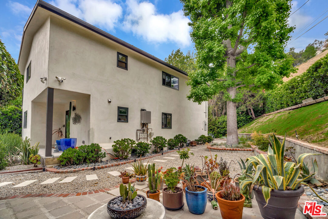 3906 Alta Mesa Dr