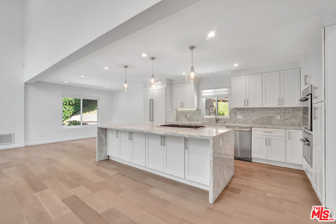 3906 Alta Mesa Dr