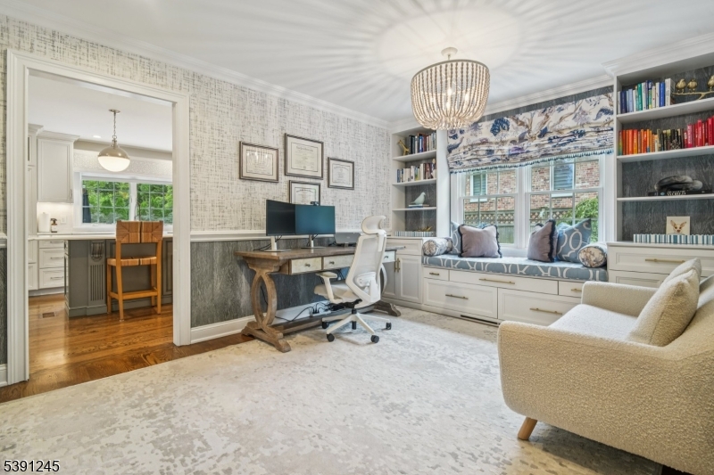 33 Cromwell Pkwy