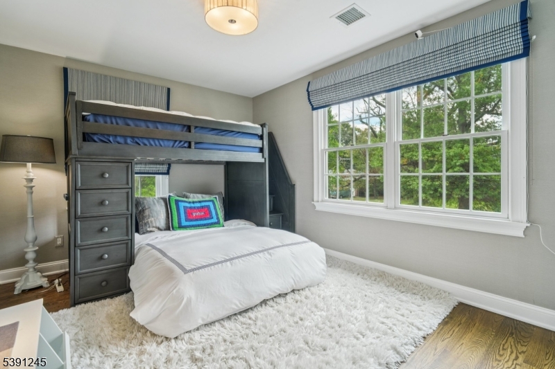 33 Cromwell Pkwy