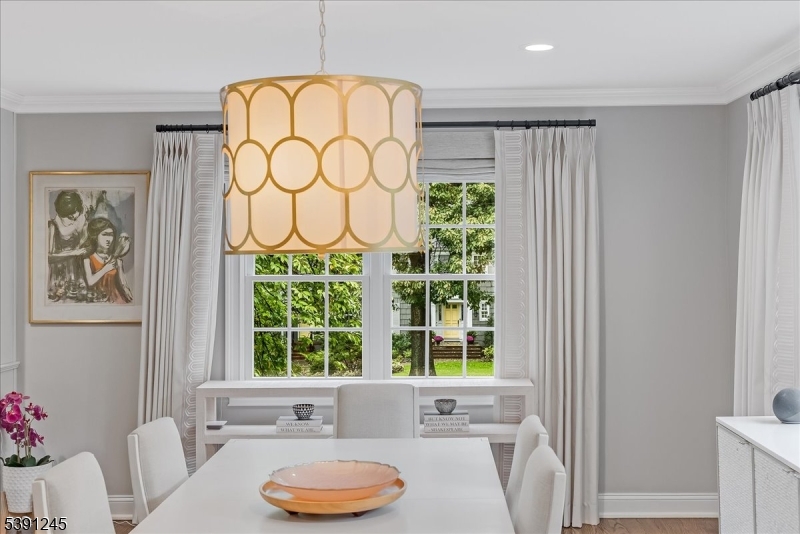 33 Cromwell Pkwy