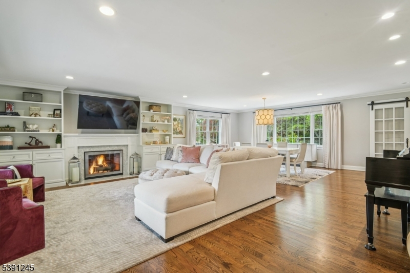 33 Cromwell Pkwy