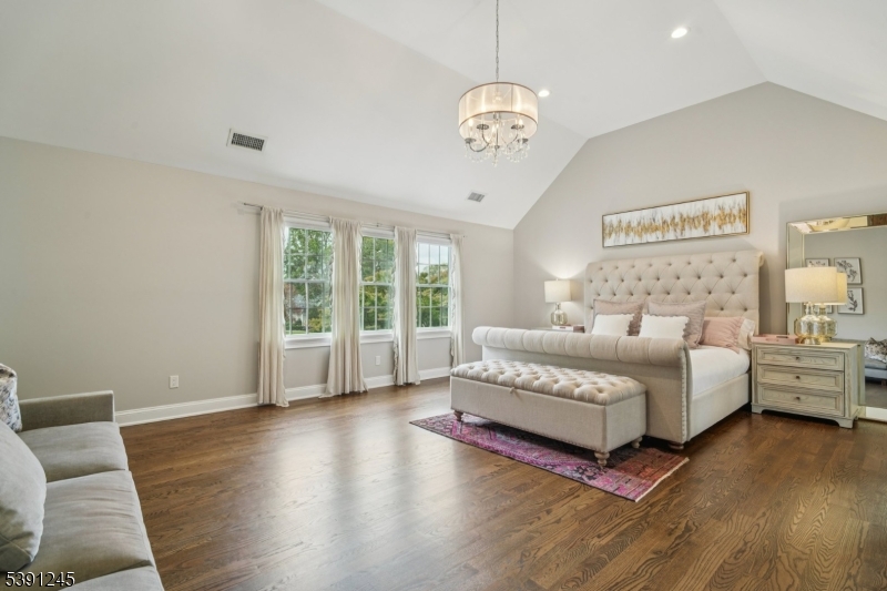 33 Cromwell Pkwy