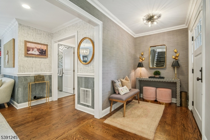 33 Cromwell Pkwy