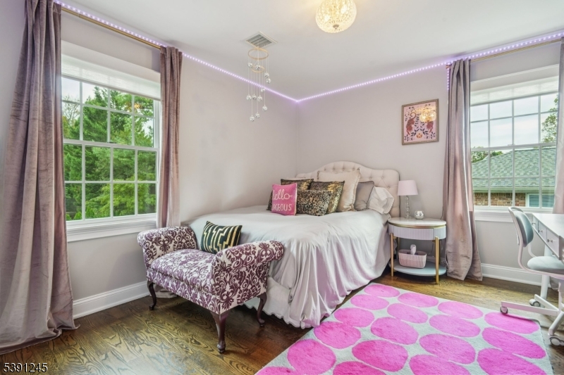 33 Cromwell Pkwy