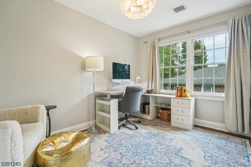 33 Cromwell Pkwy