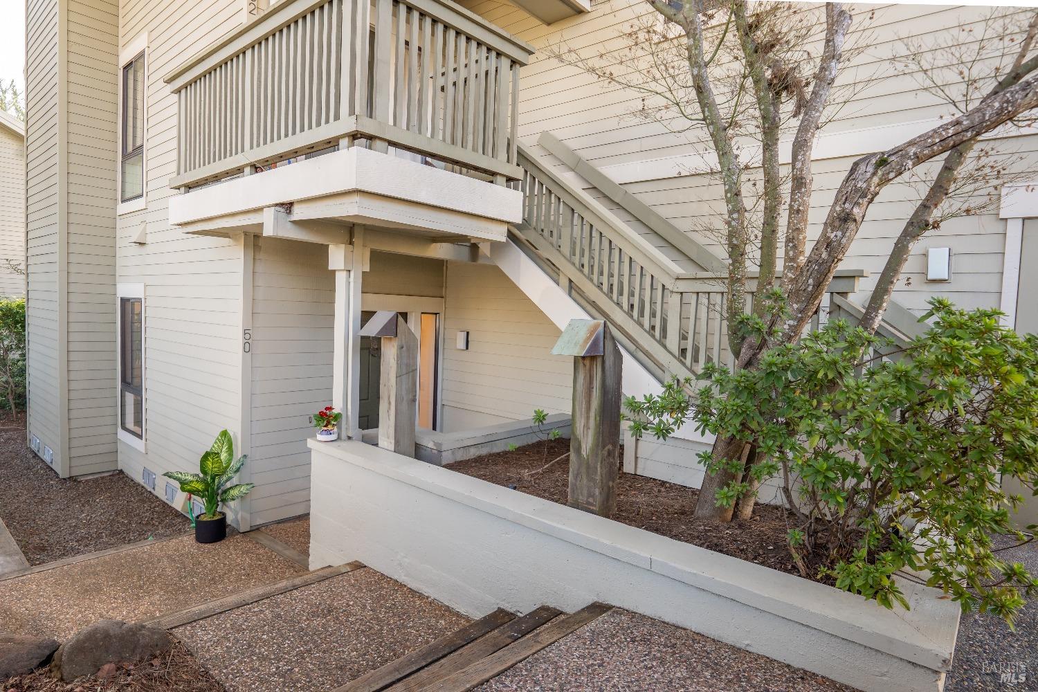 50 Eucalyptus Knoll St