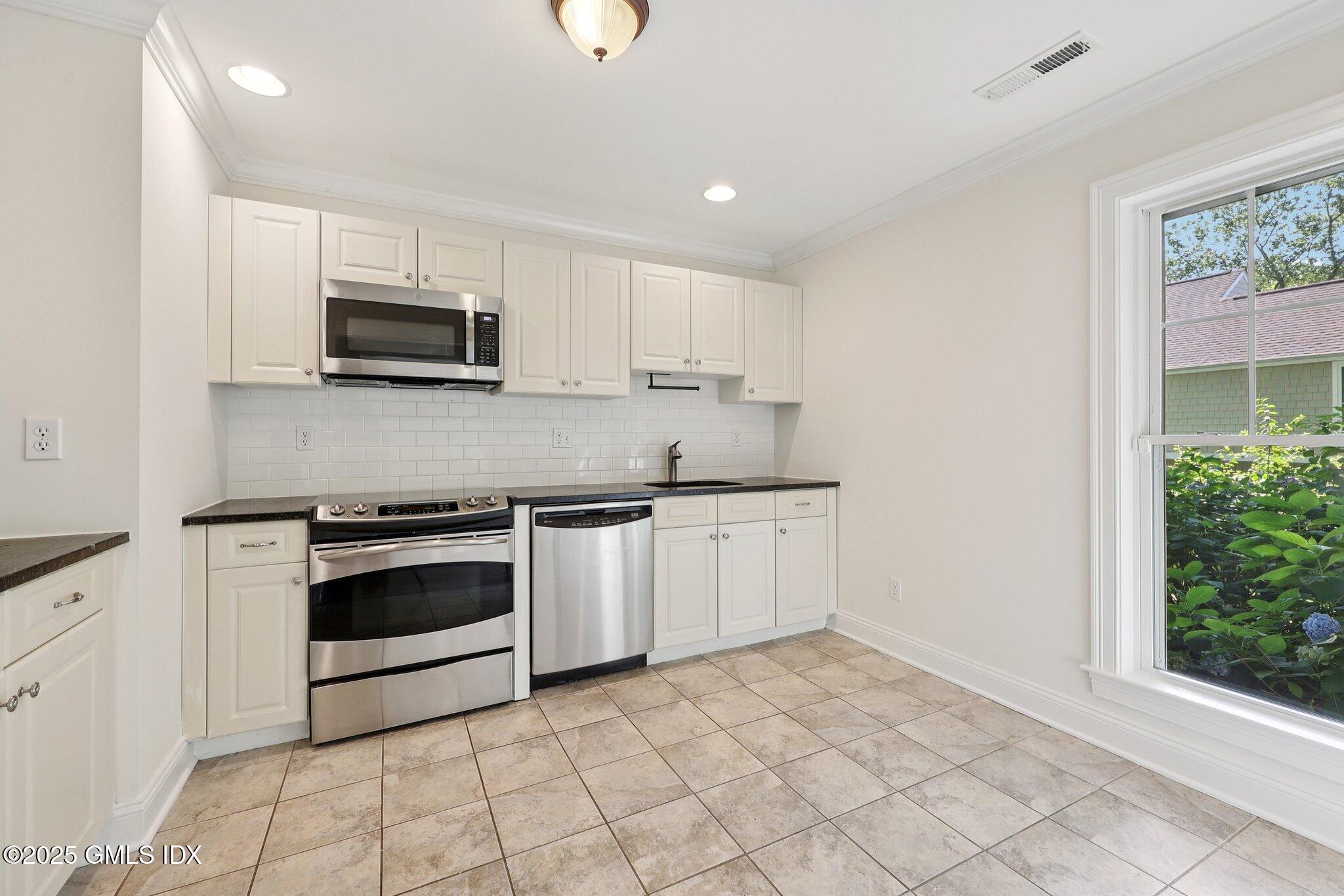 255 Weaver Street, 1C