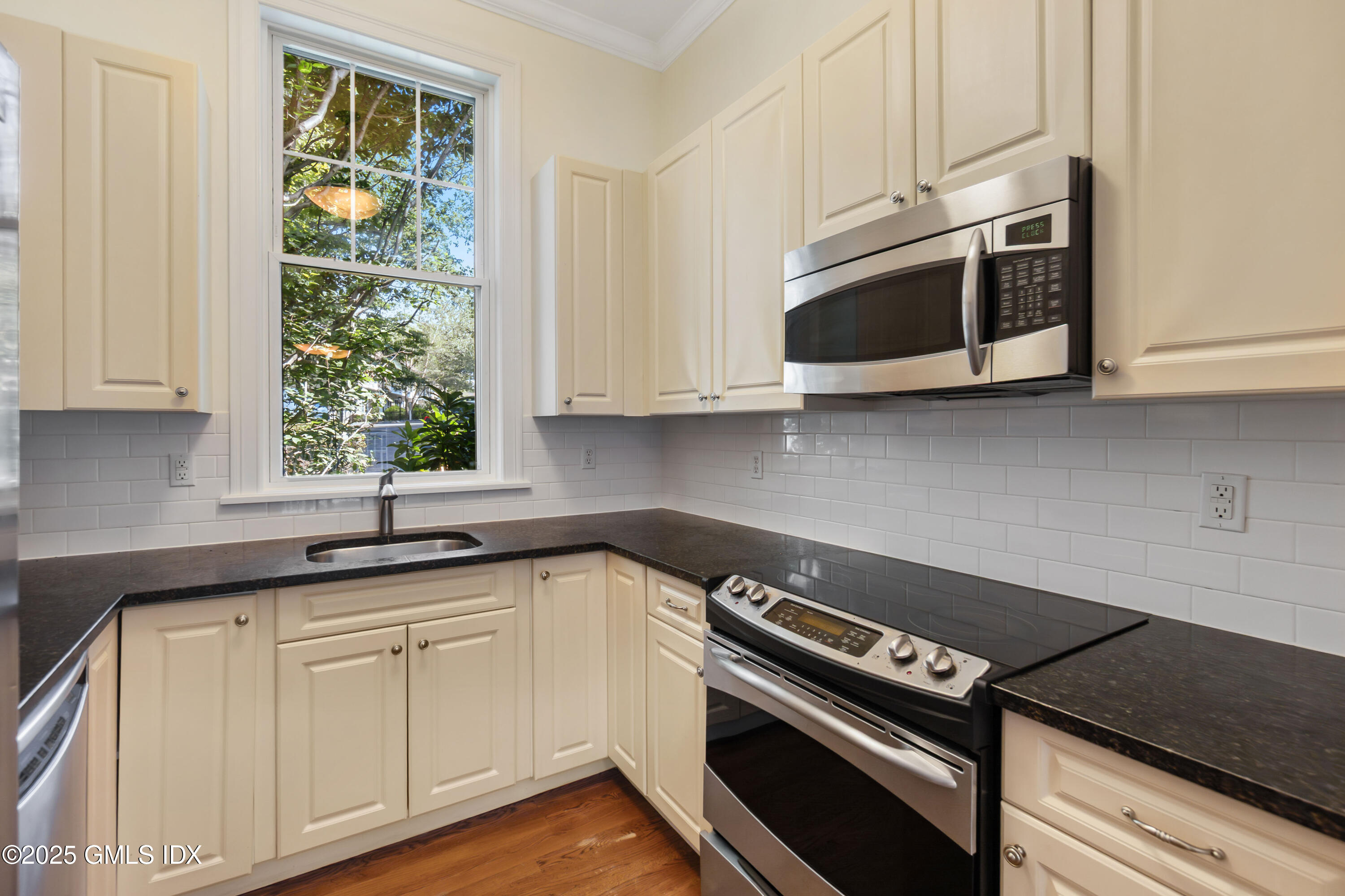 253 WEAVER Street, 10G