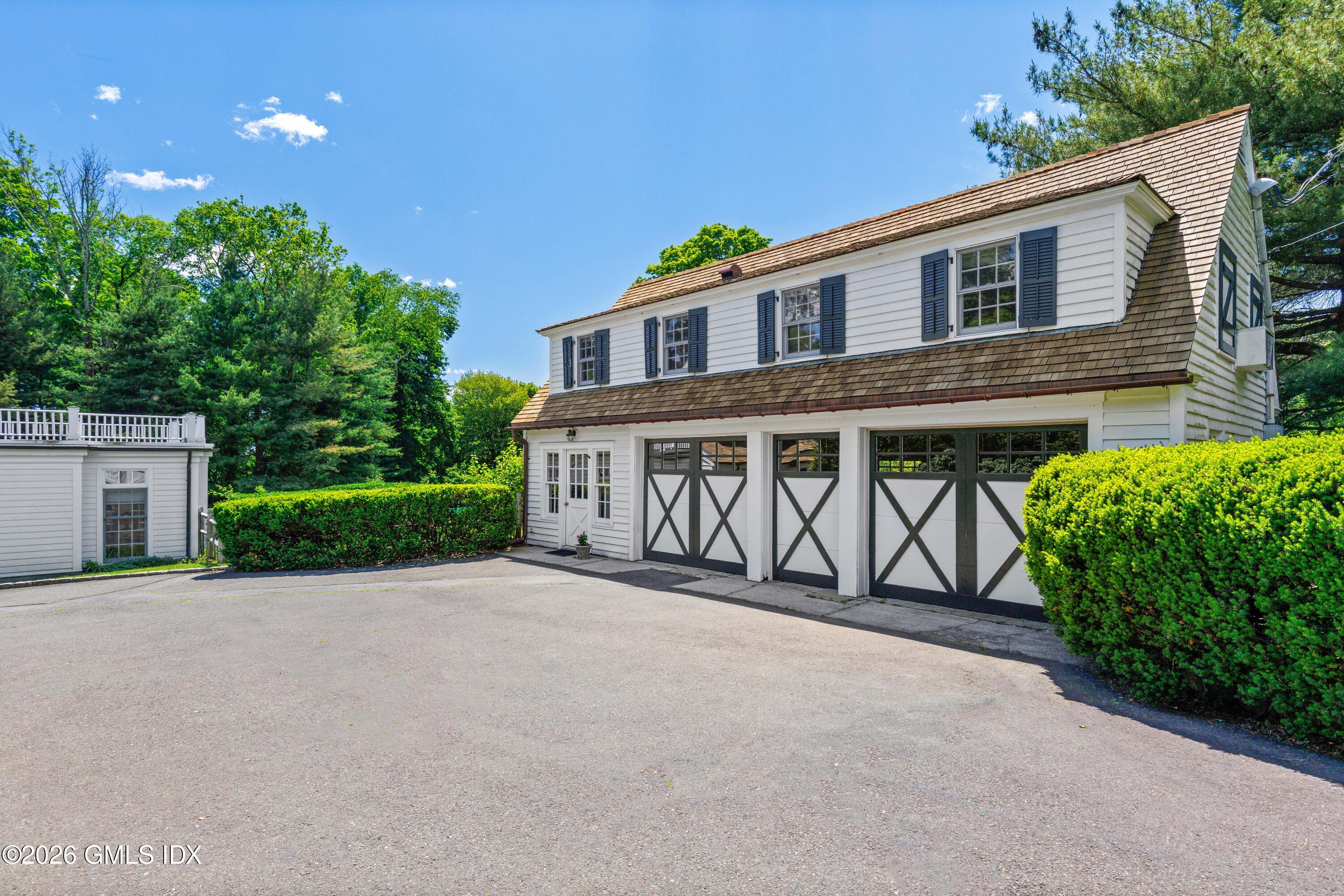 456 Round Hill Road