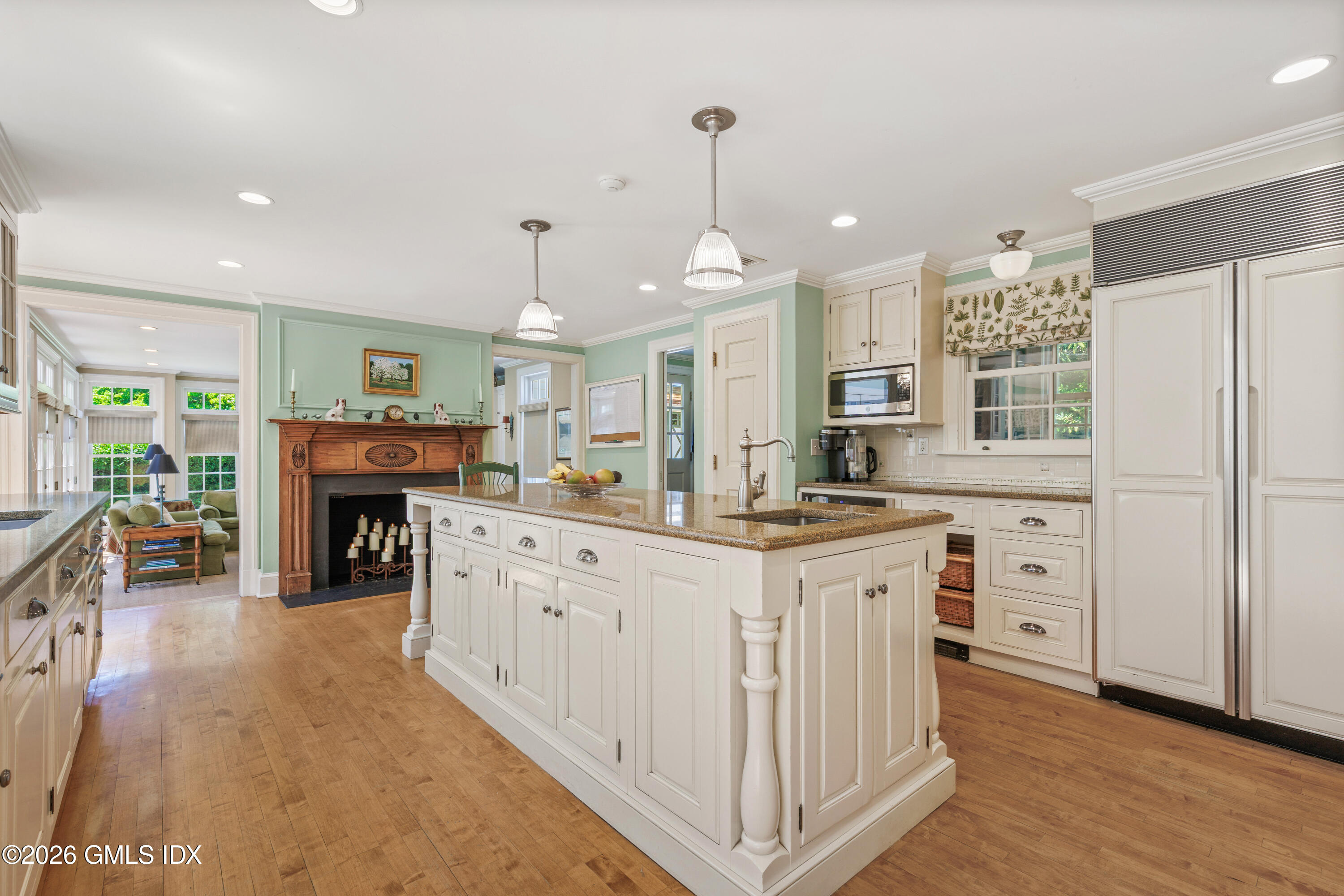 456 Round Hill Road