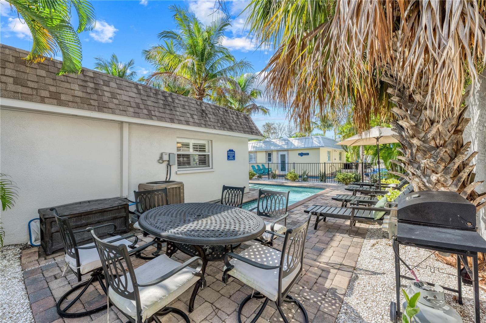 1123 CRESCENT ST #1123/1125