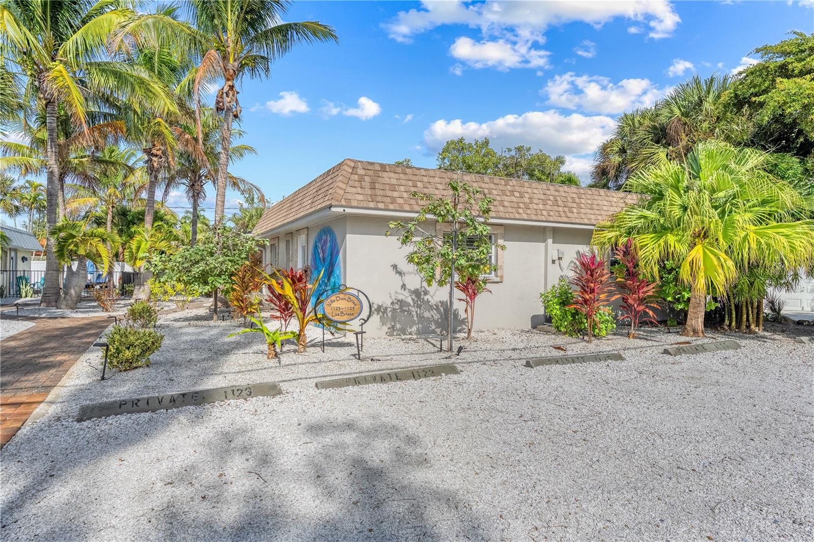 1123 CRESCENT ST #1123/1125