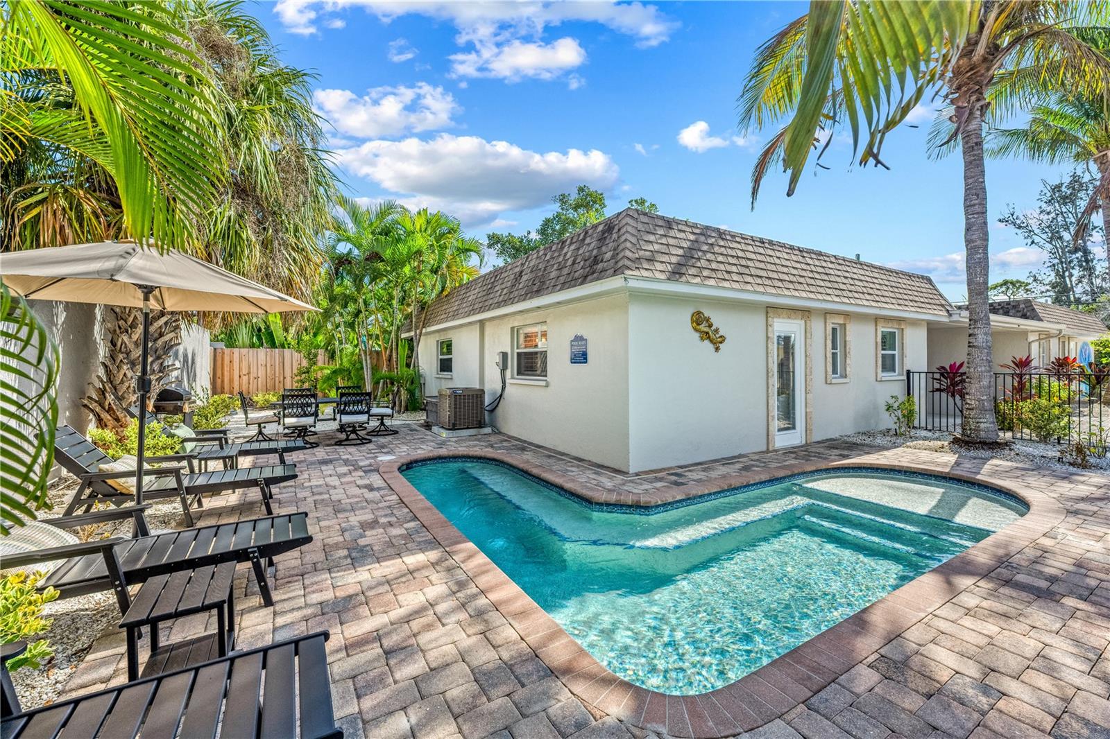 1123 CRESCENT ST #1123/1125