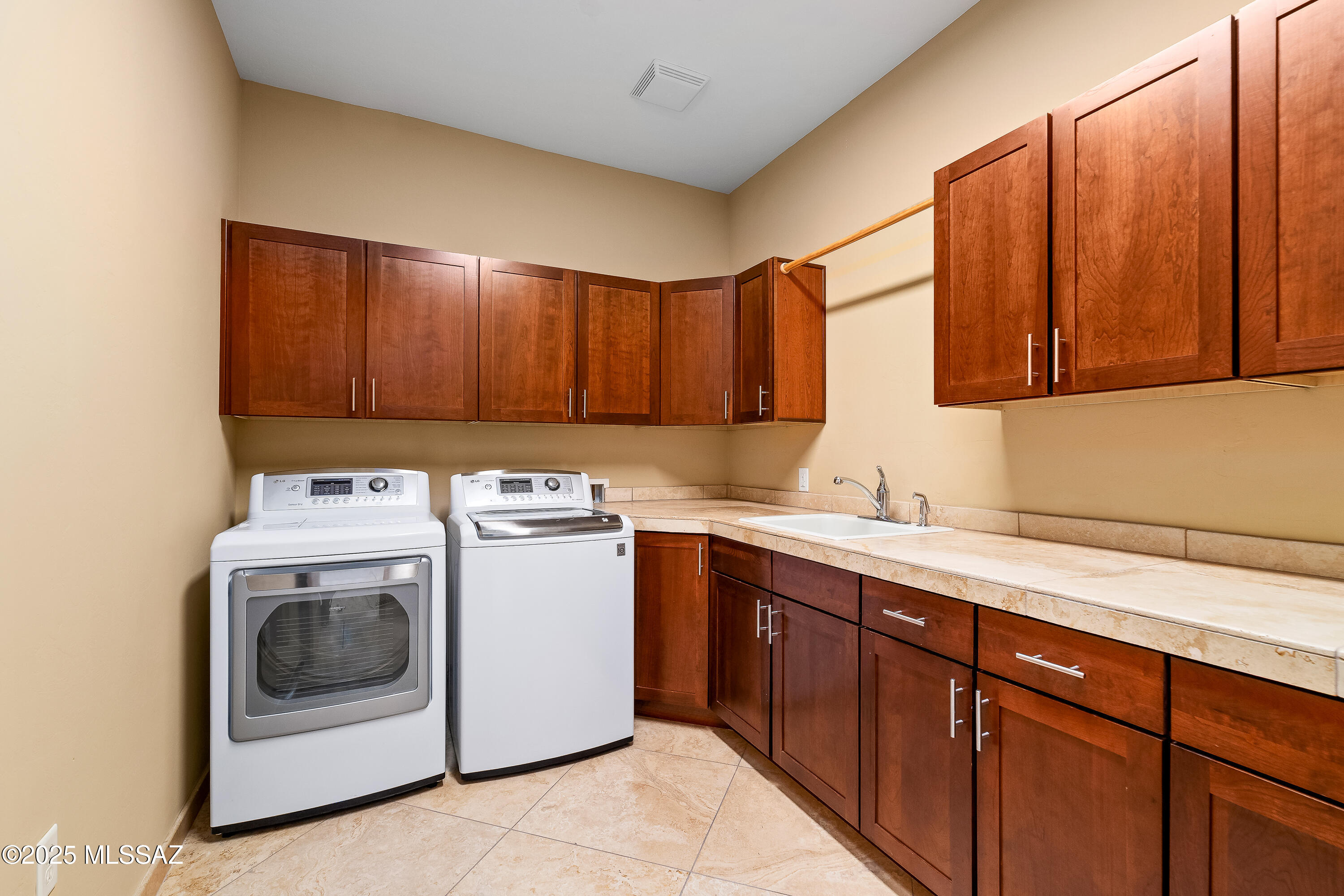 545 E Thunderstorm Place