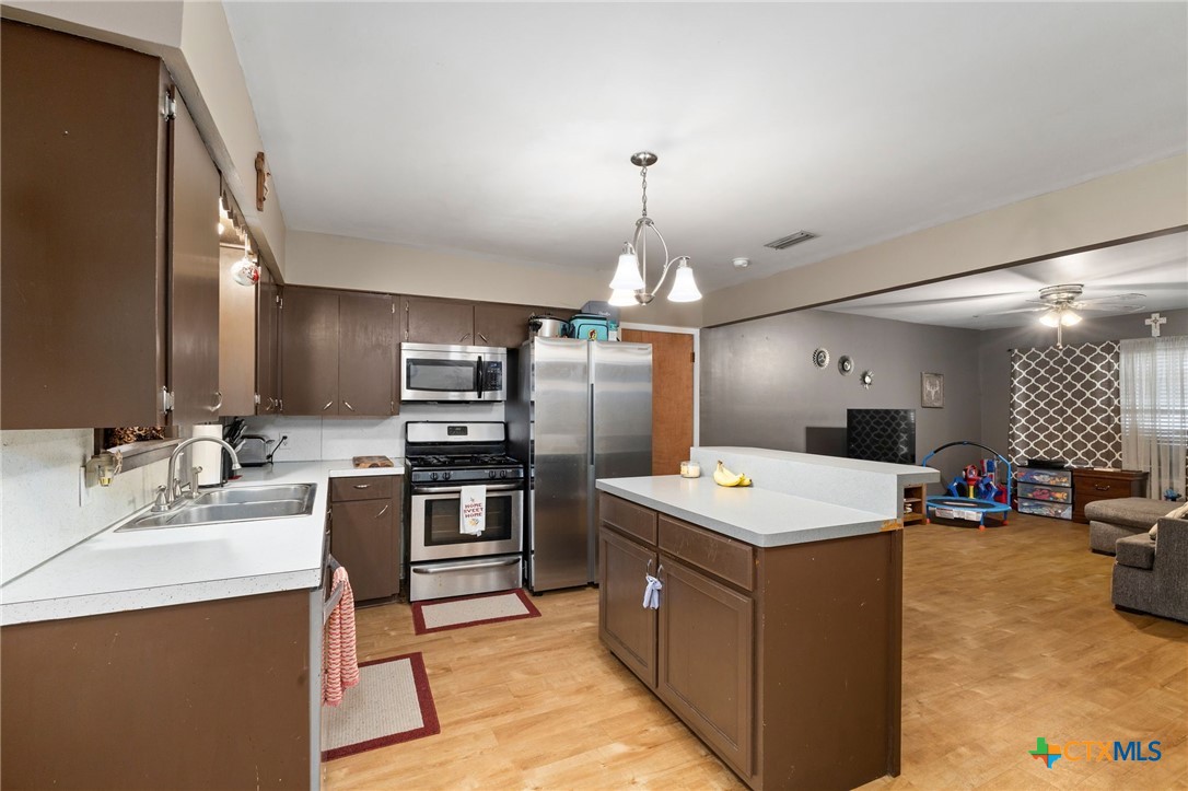 810 S Welhausen Avenue