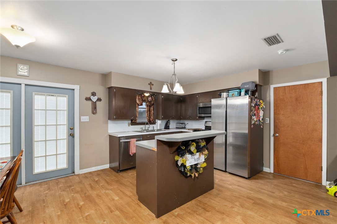 810 S Welhausen Avenue