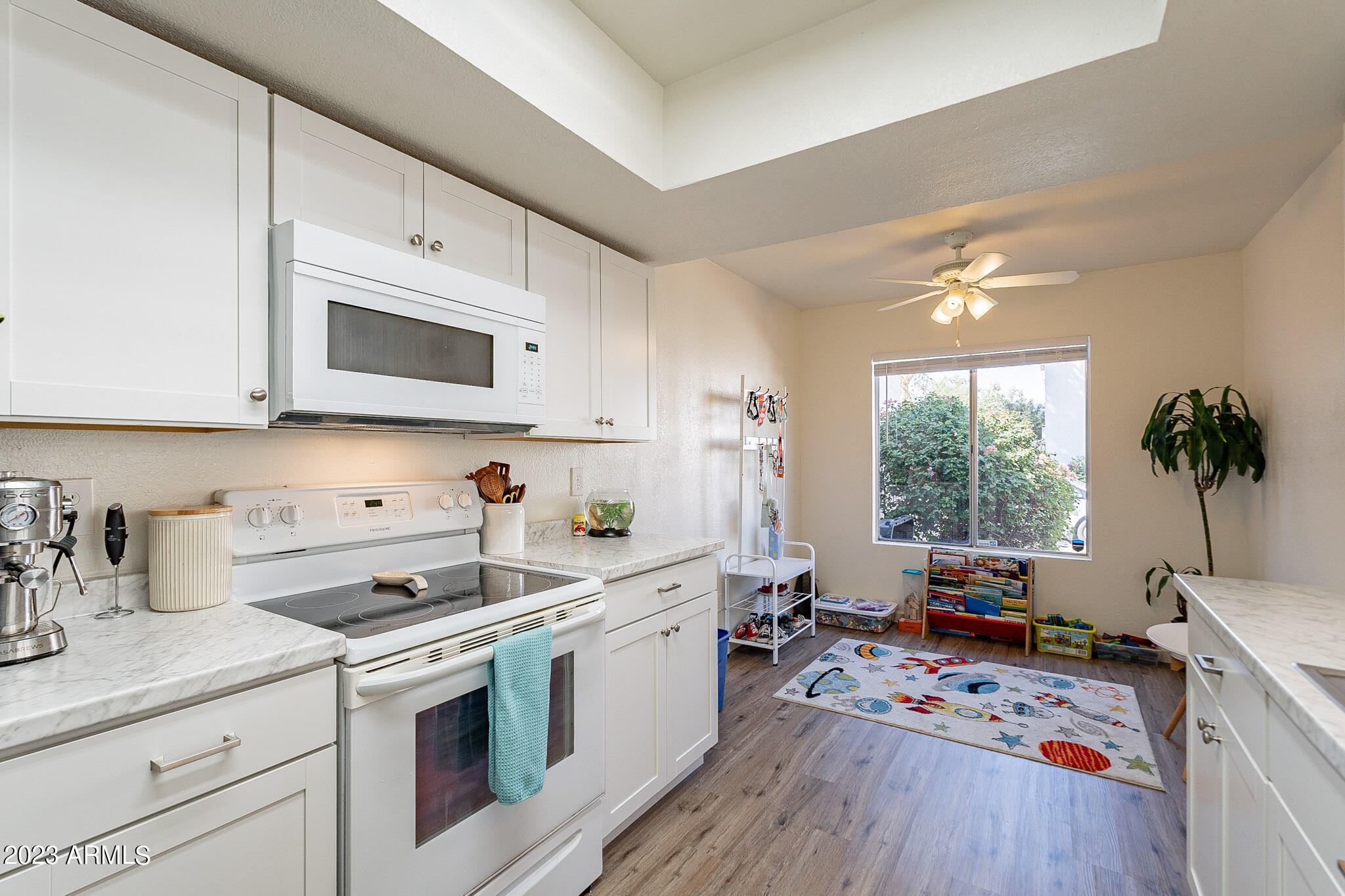 995 W OAKLAND Street