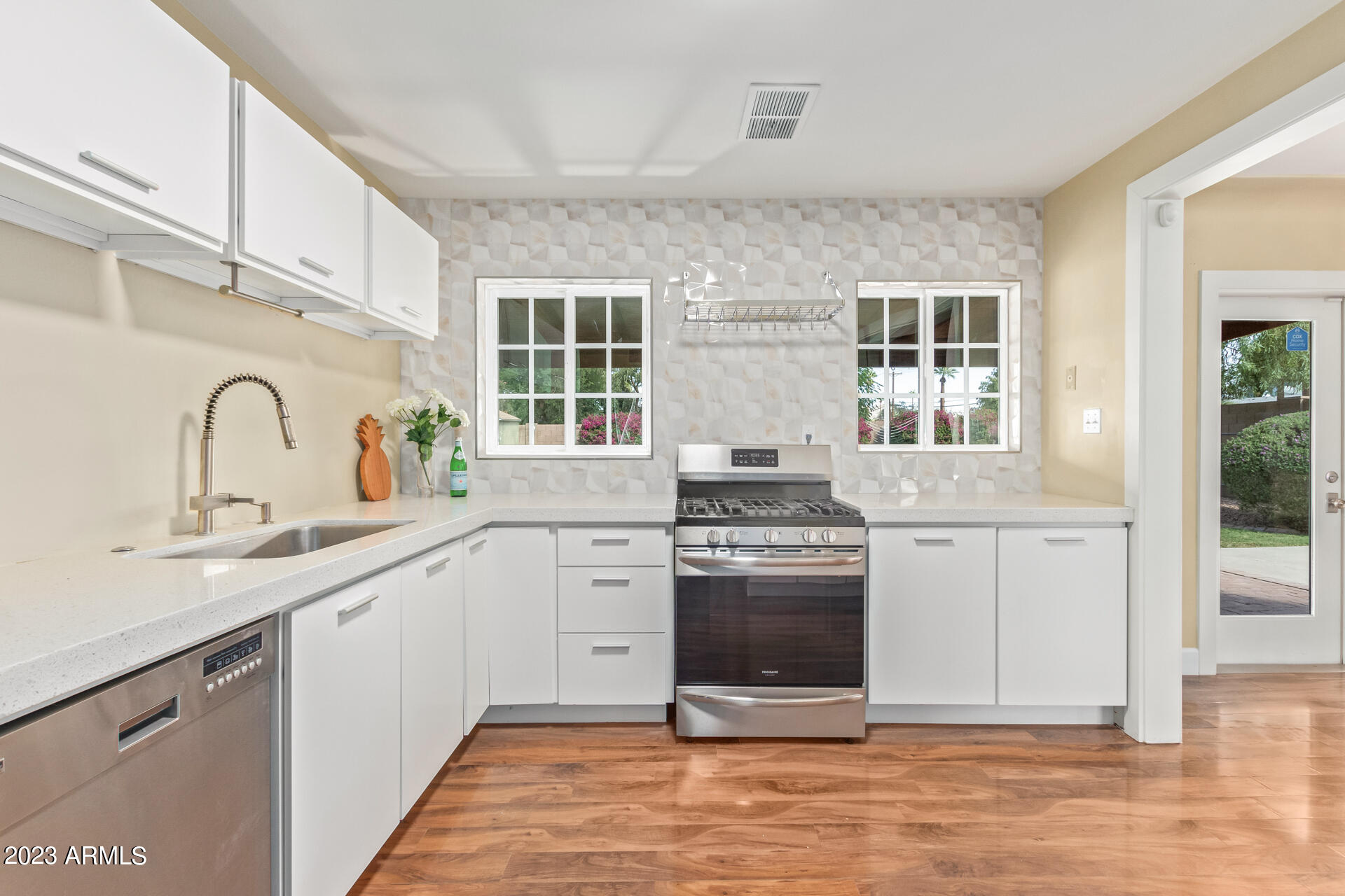 2546 E HEATHERBRAE Drive