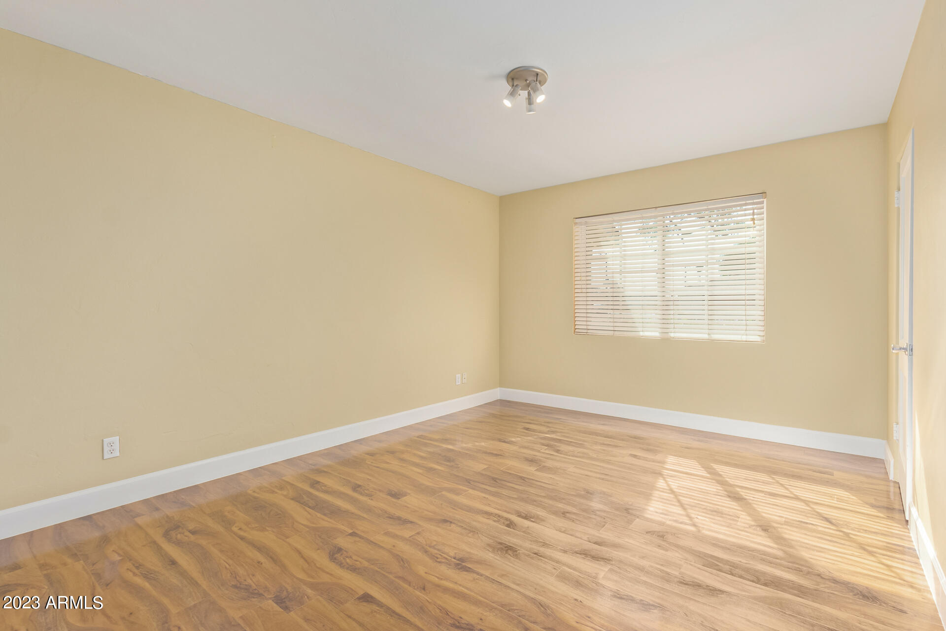 2546 E HEATHERBRAE Drive
