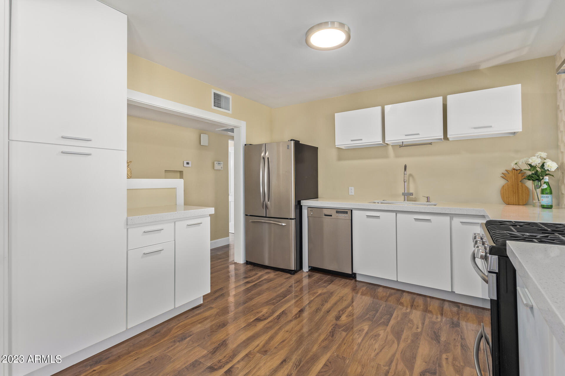 2546 E HEATHERBRAE Drive
