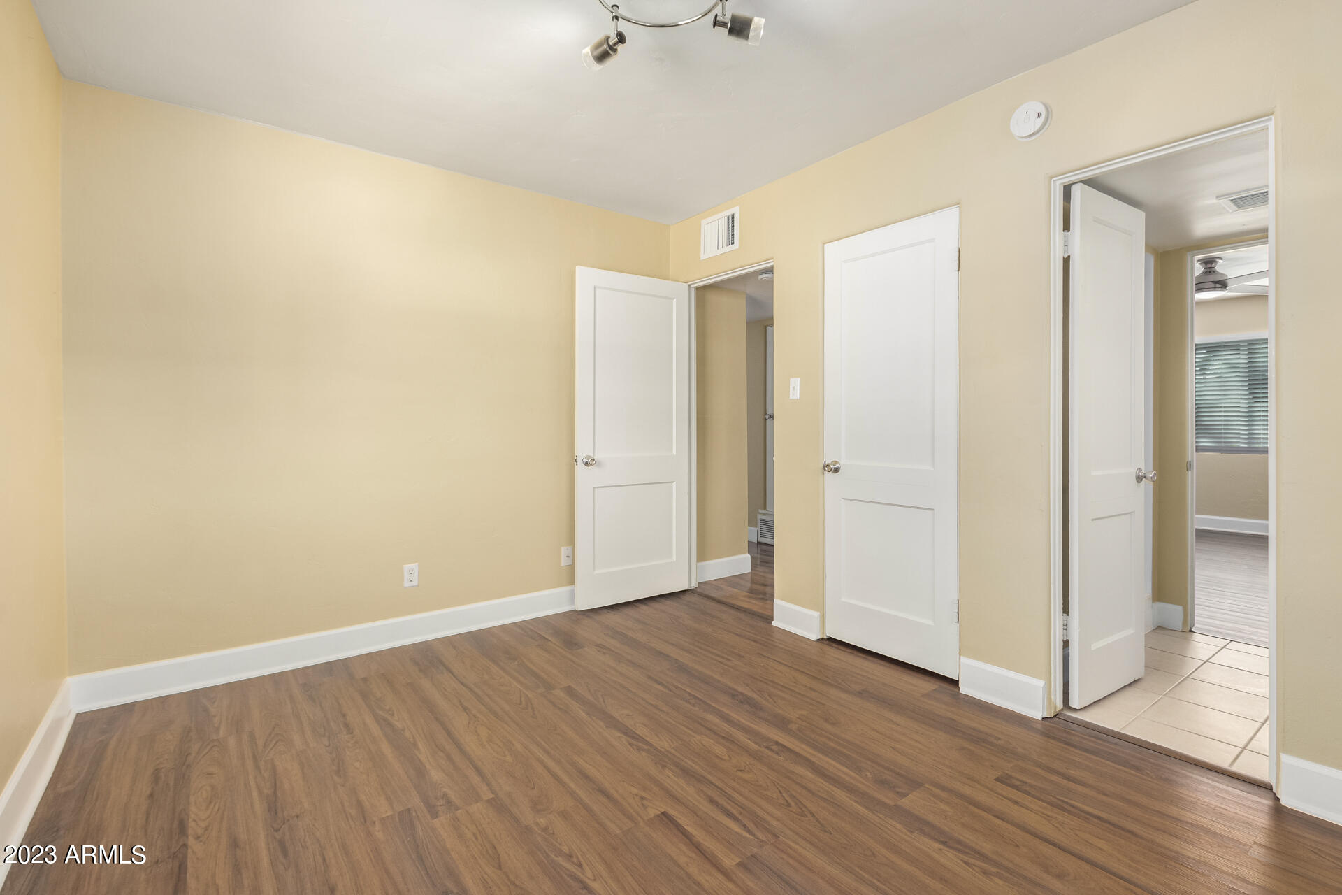 2546 E HEATHERBRAE Drive