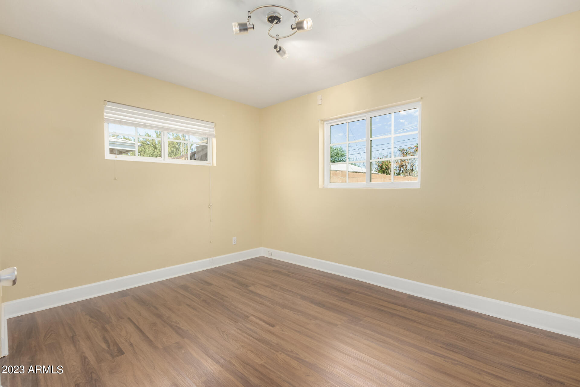 2546 E HEATHERBRAE Drive