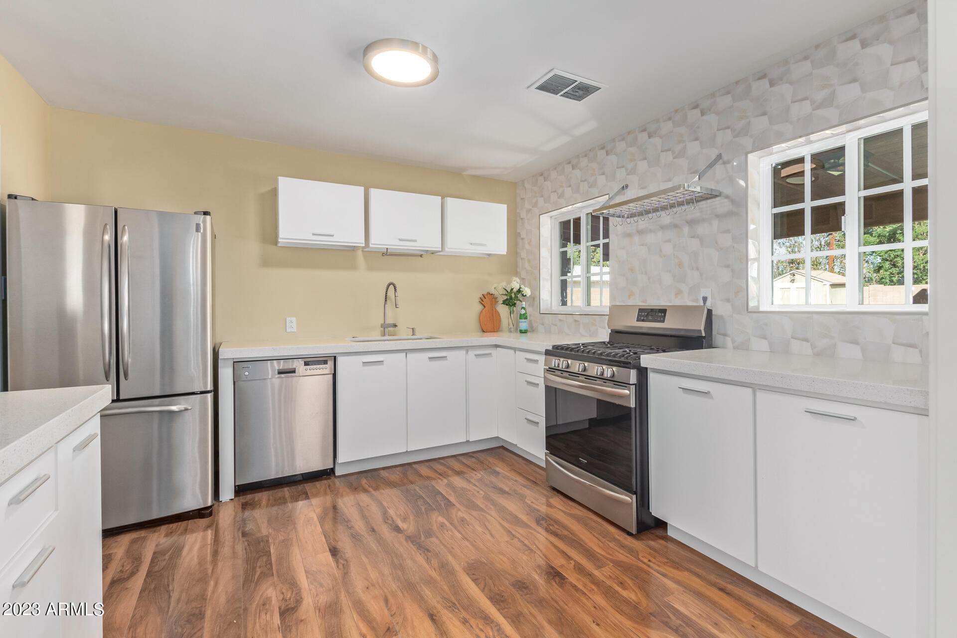 2546 E HEATHERBRAE Drive