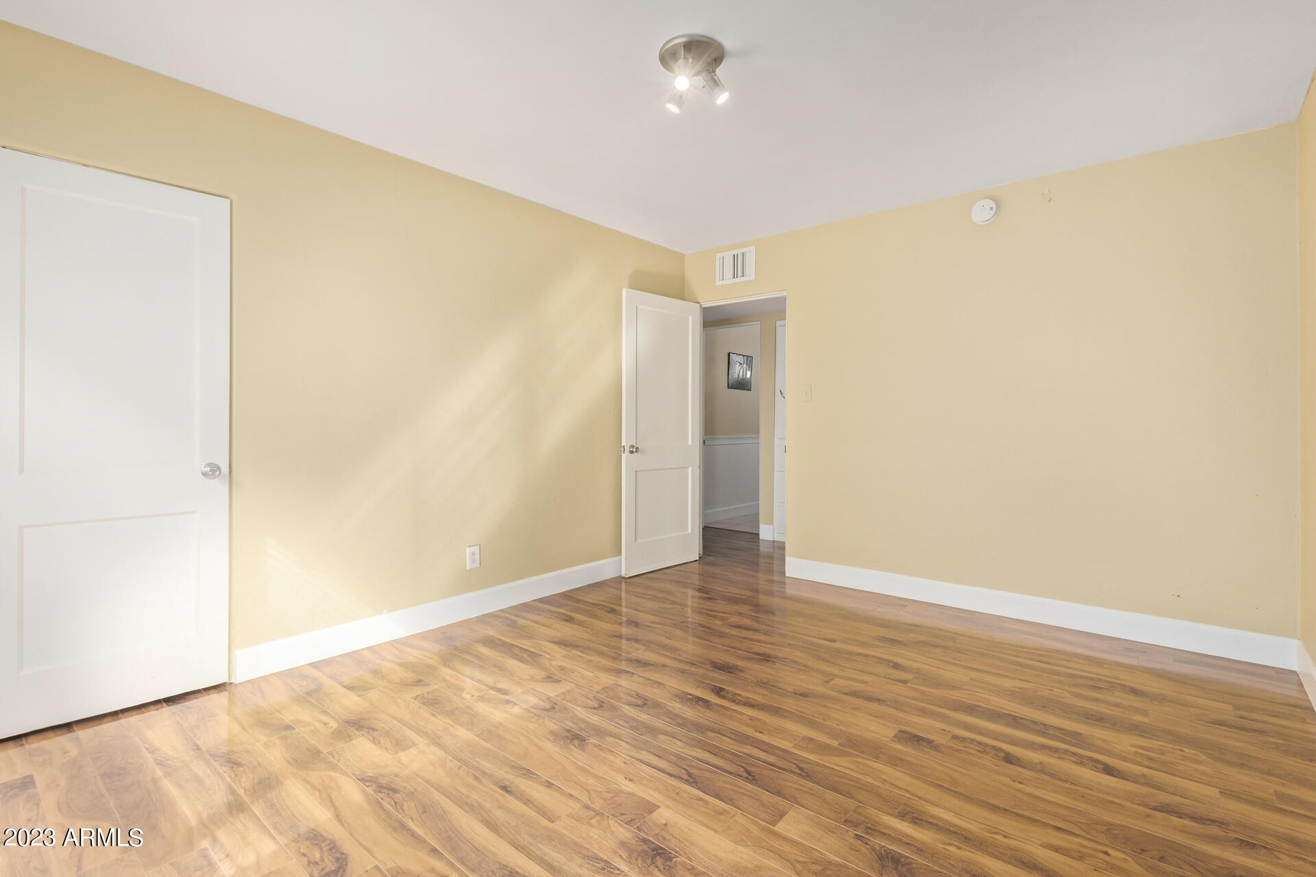 2546 E HEATHERBRAE Drive