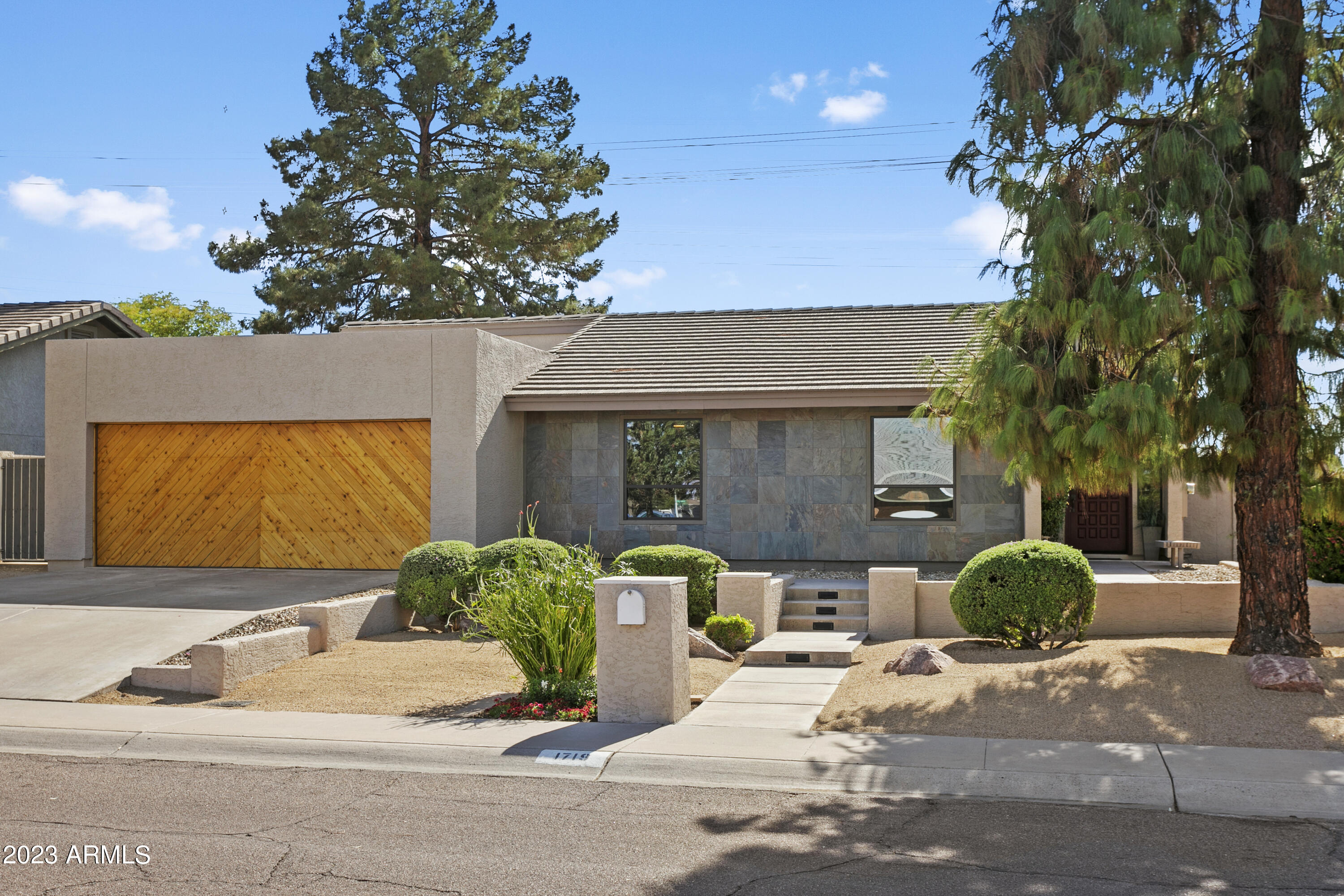 1719 E DIAMOND Drive