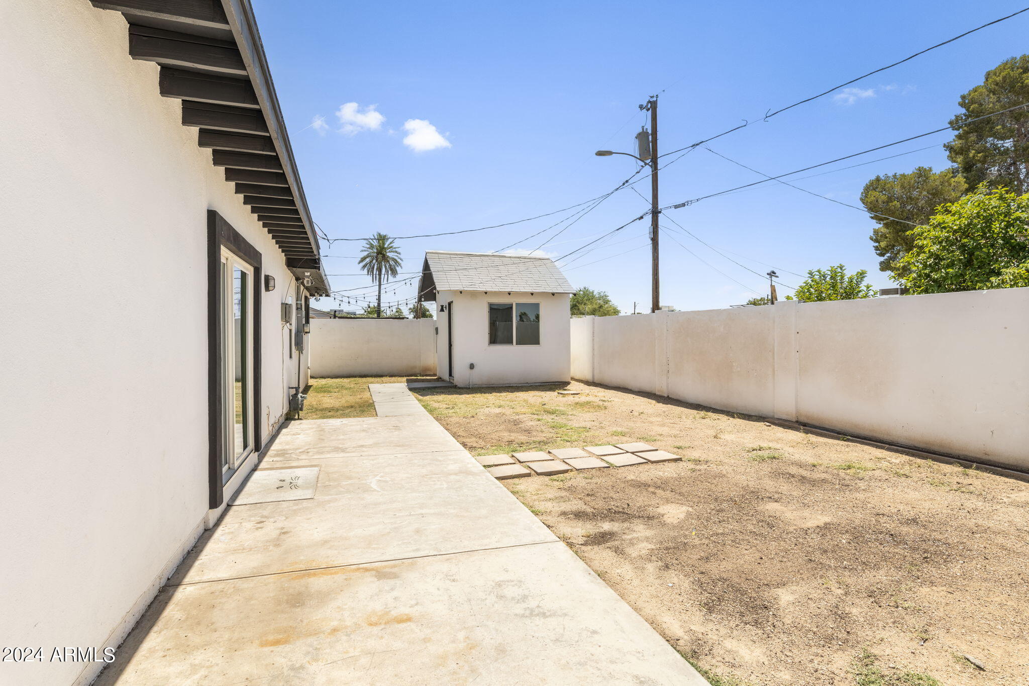 1825 E CLARENDON Avenue