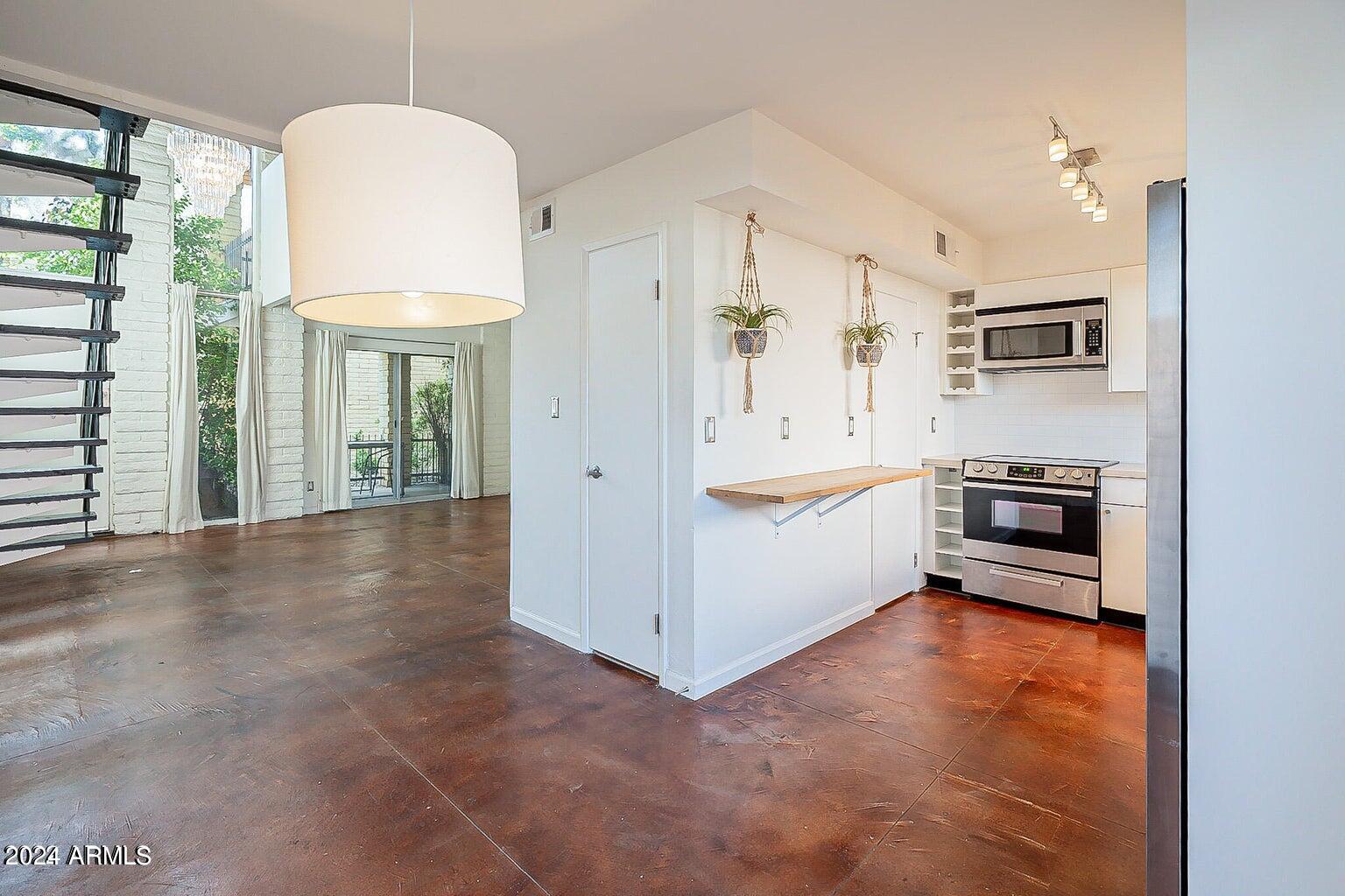 6925 E 4TH Street, 25